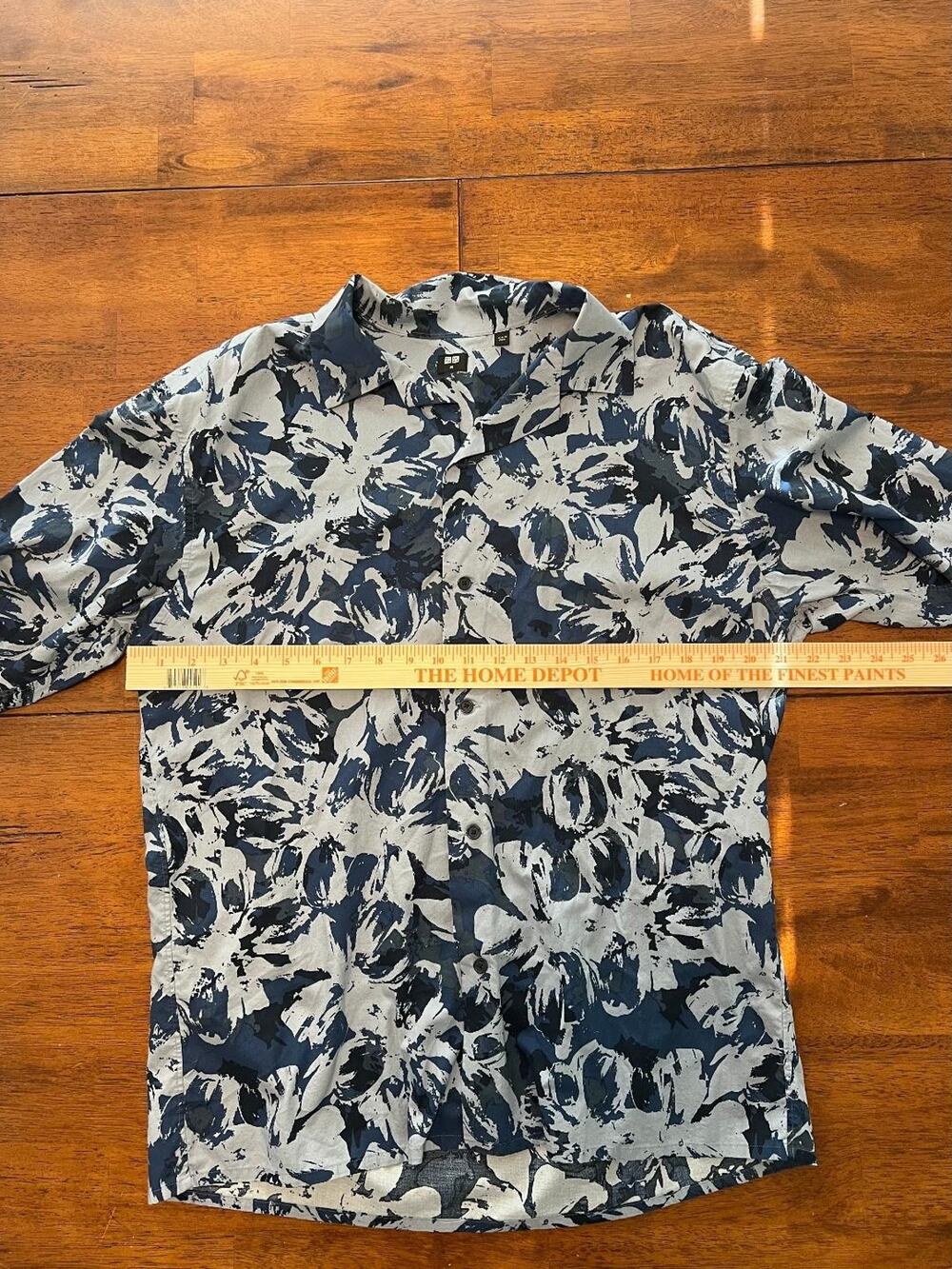Mens UNIQLO Short Sleeve Button Up Shirt, Size Med